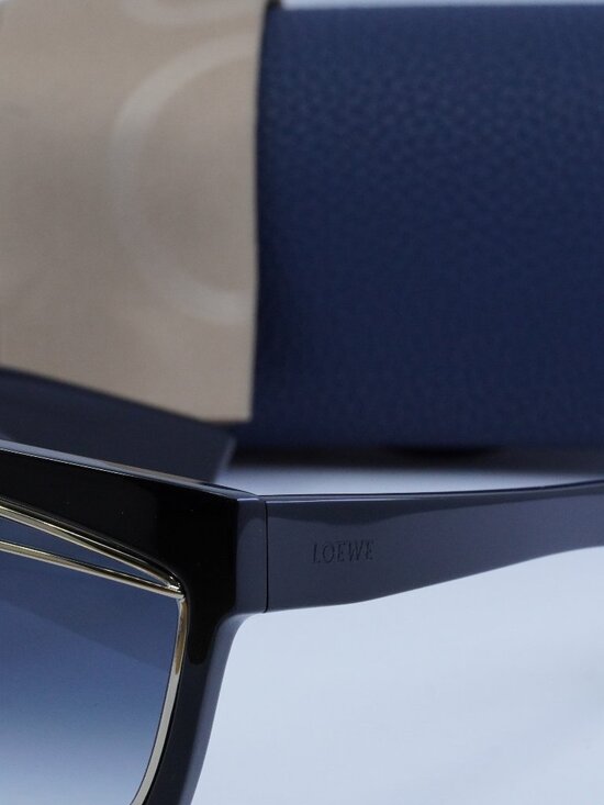 Loewe LW40012I 05B Shield Sunglasses – Black/Gold \\Gradient Smoke main image 4